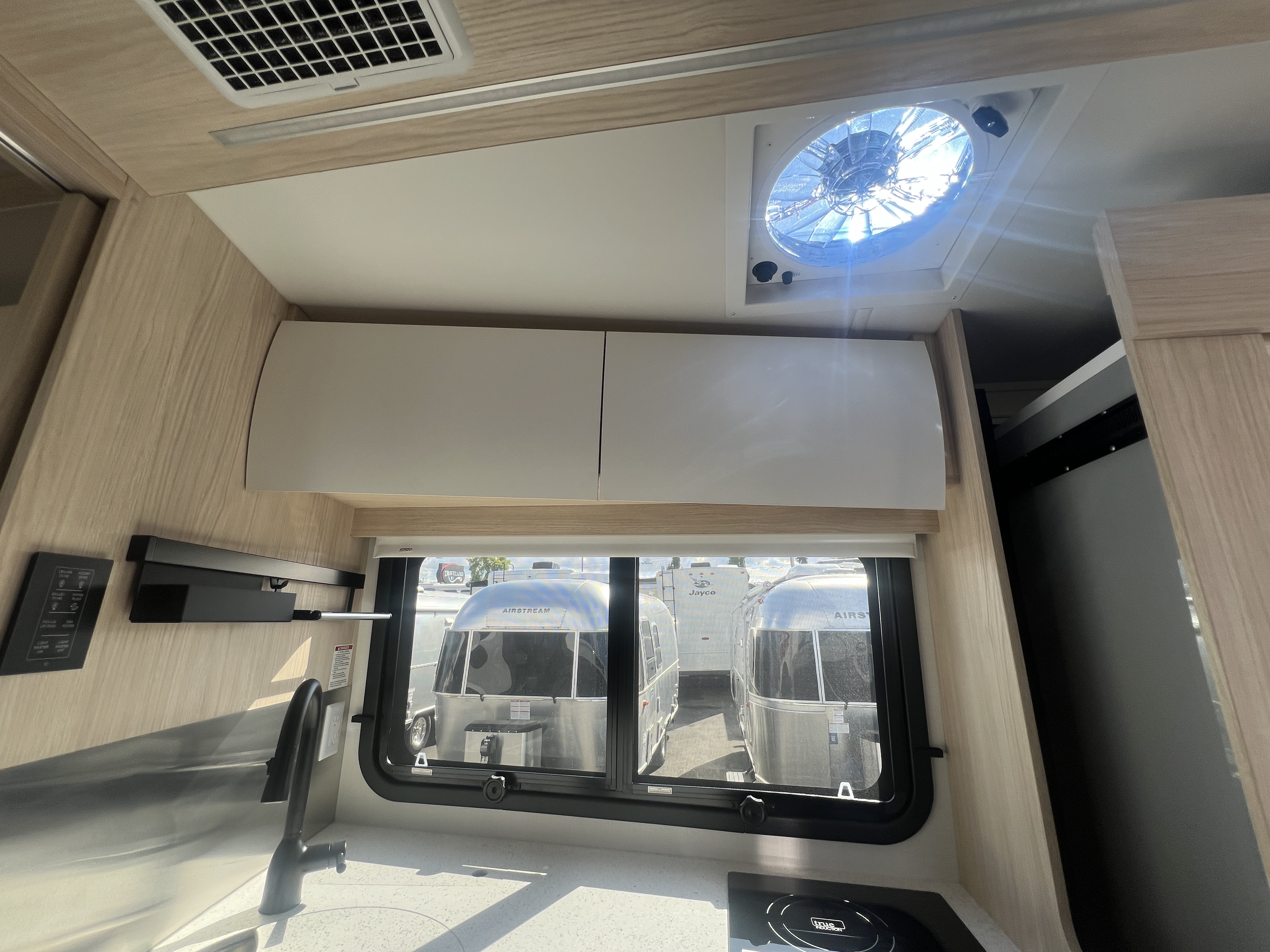 2027 Leisure Travel WONDER W24MBL - Image 24
