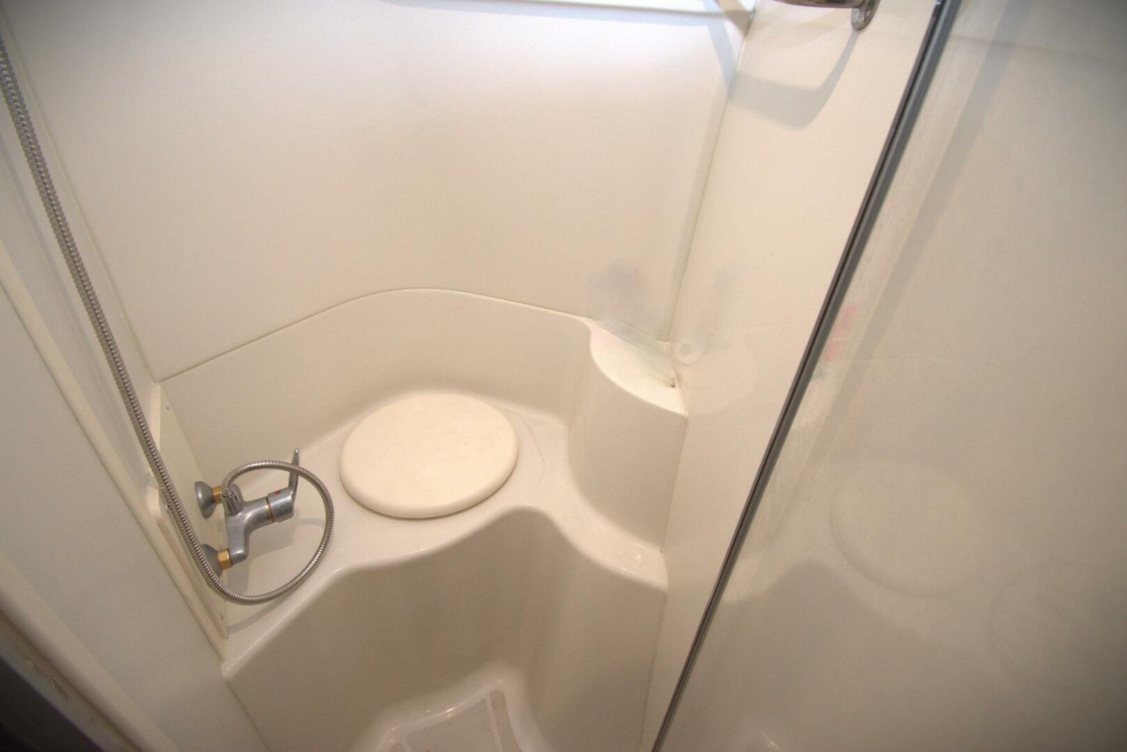2005 Carver 444 Cockpit Motor Yacht - Image 37