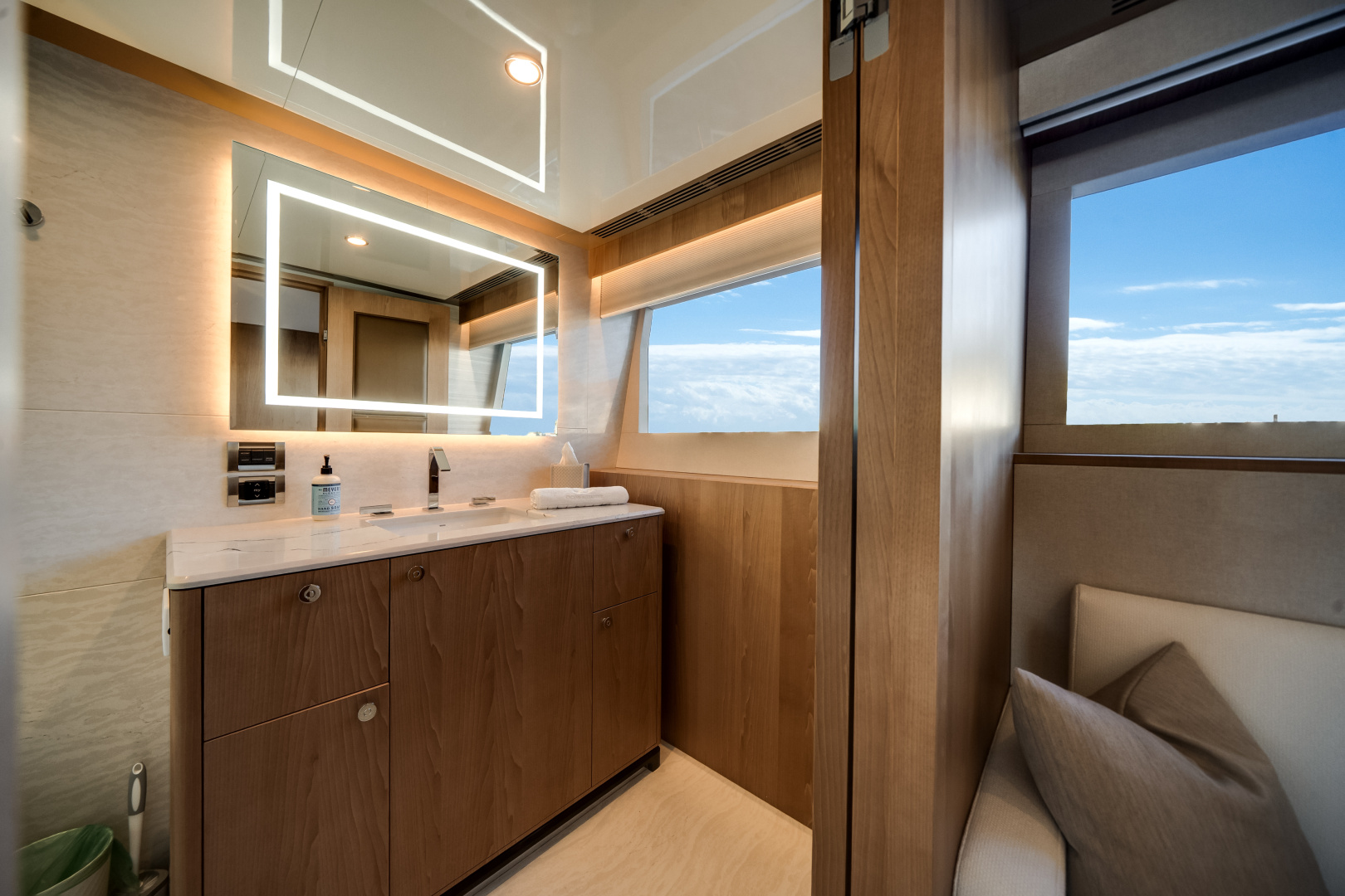 2025 Ocean Alexander 28L - Image 32