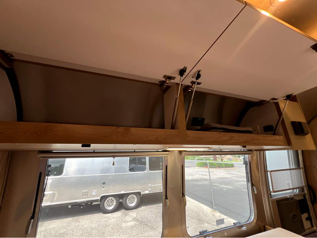 2027 AIRSTREAM FLYING CLOUD 23FBT - Image 8