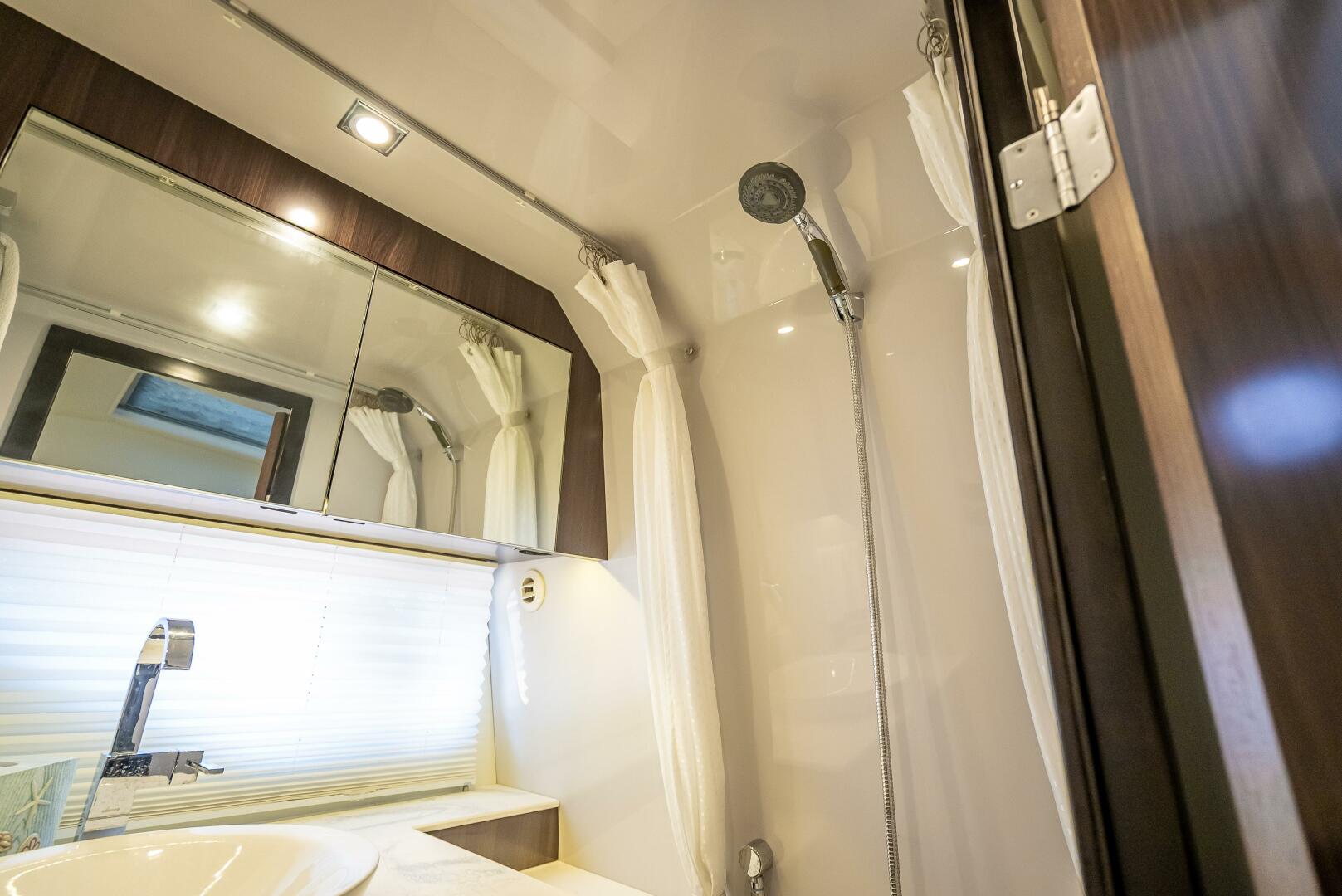 2022 Cruisers Yachts GLS OB - Image 38