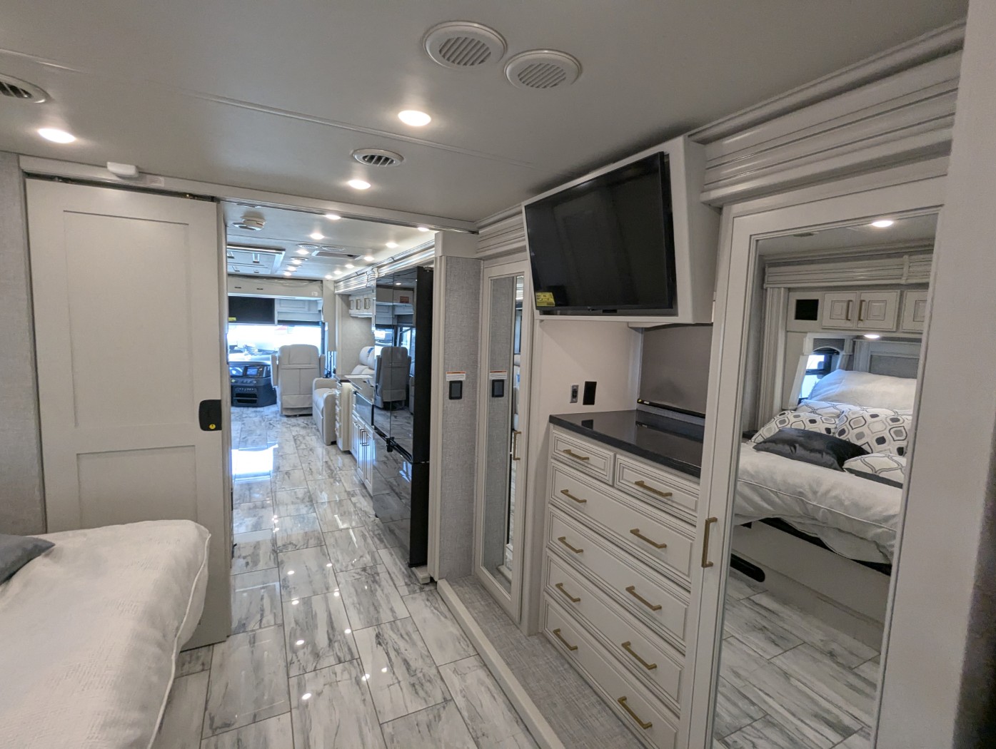 2026 Fleetwood Discovery LXE 40M - Image 42