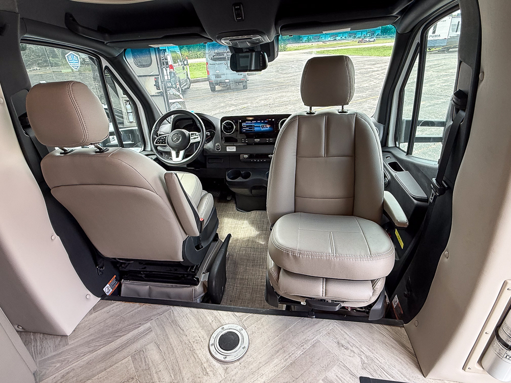 2025 THOR MOTORCOACH 24FB - Image 32