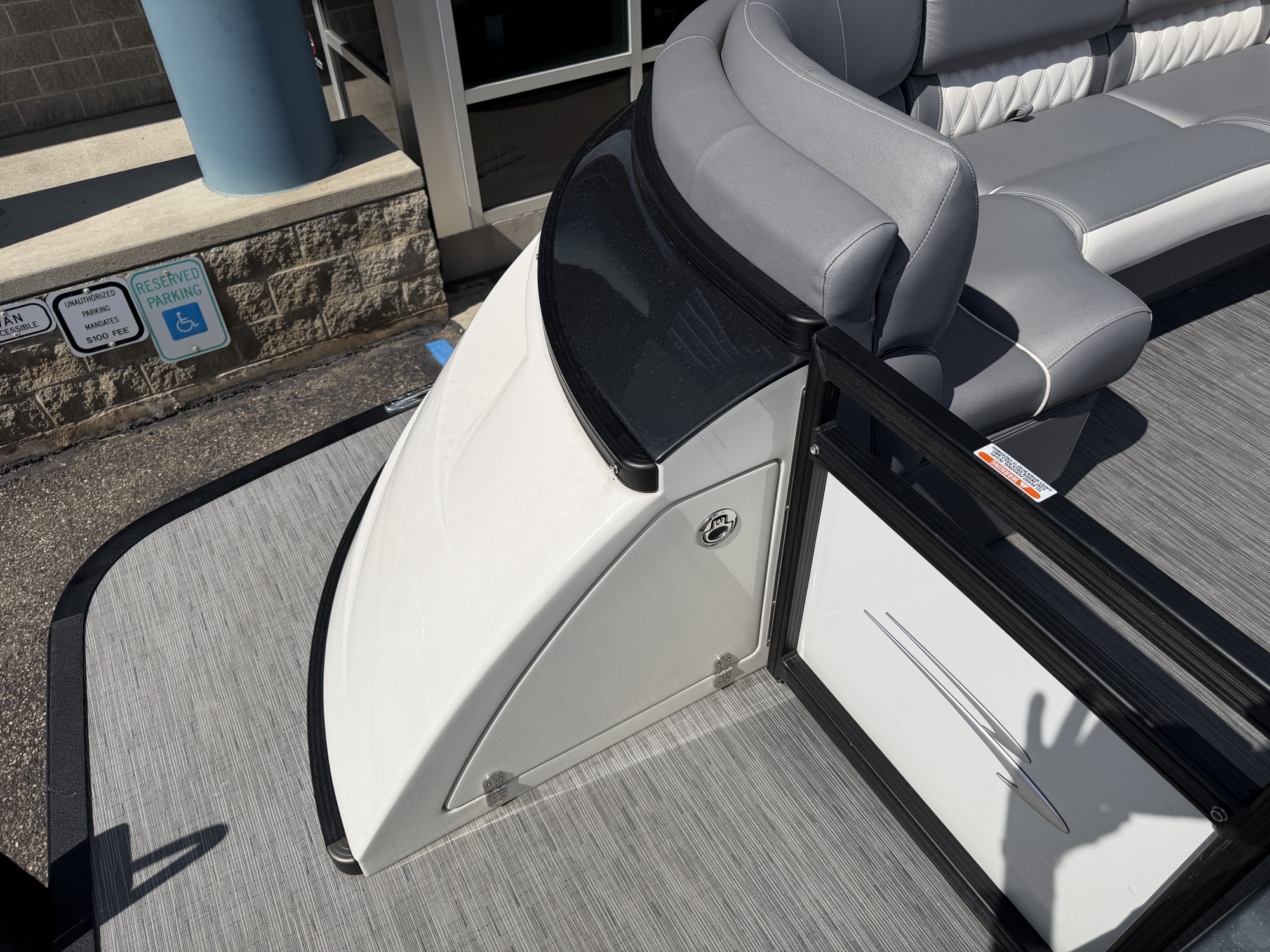 2023 Bennington 25QSBA Swingback with Power Arch - Image 8