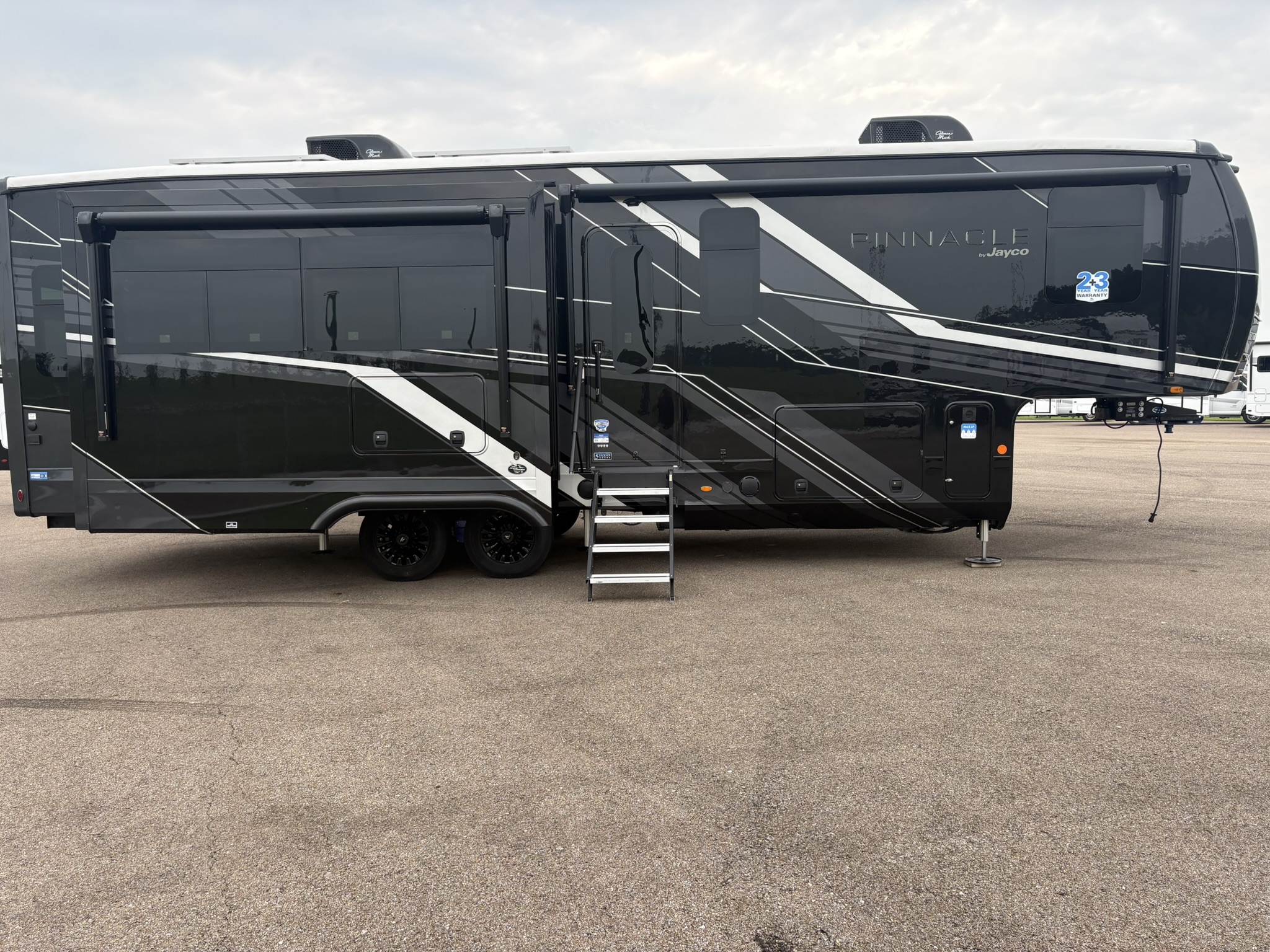 2027 JAYCO PINNACLE 32RLTS - Image 7