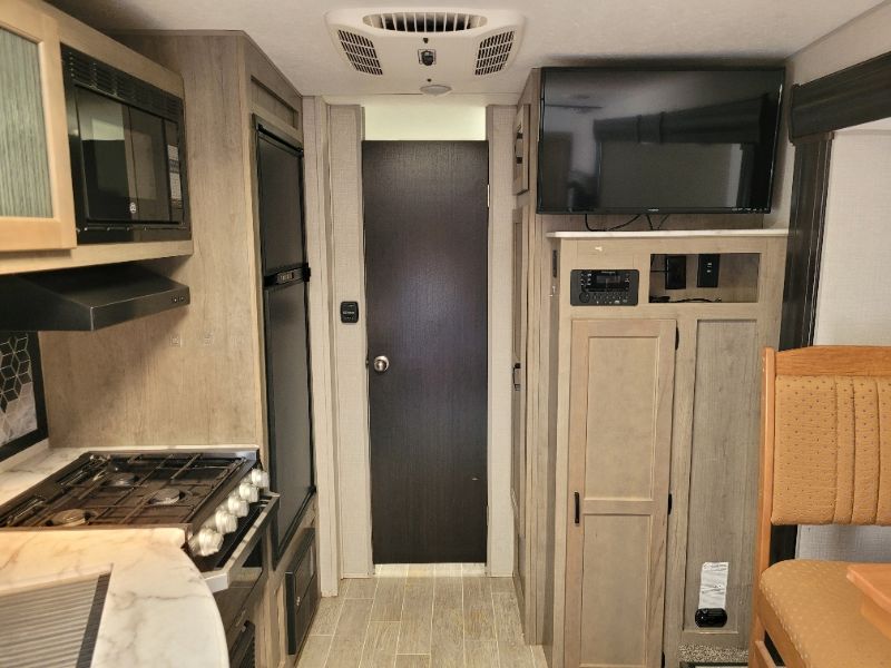 2021 Venture RV Sonic SN220VRB - Image 6