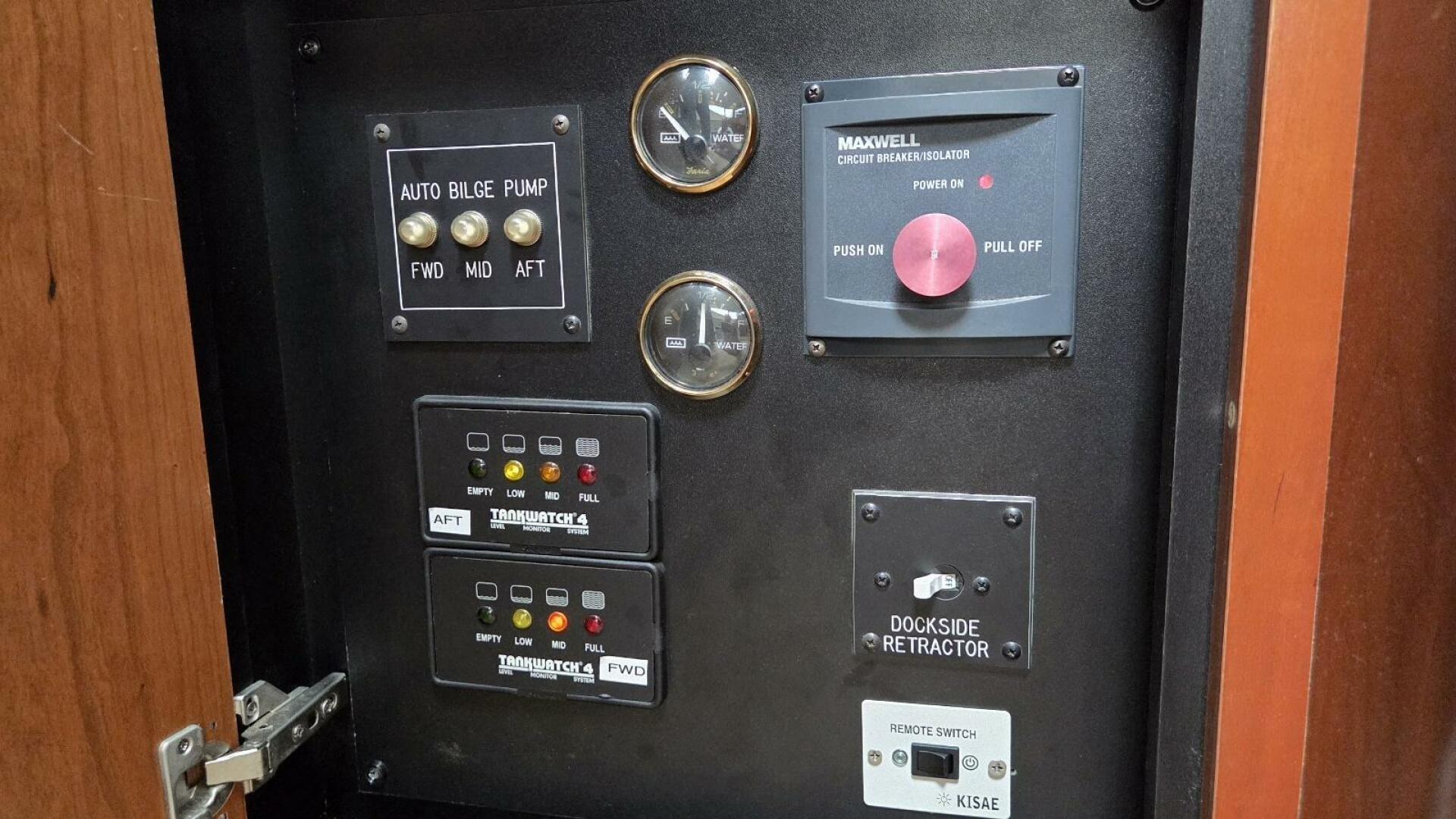 2000 Cruisers Yachts 4450 Express Motor Yacht - Image 71