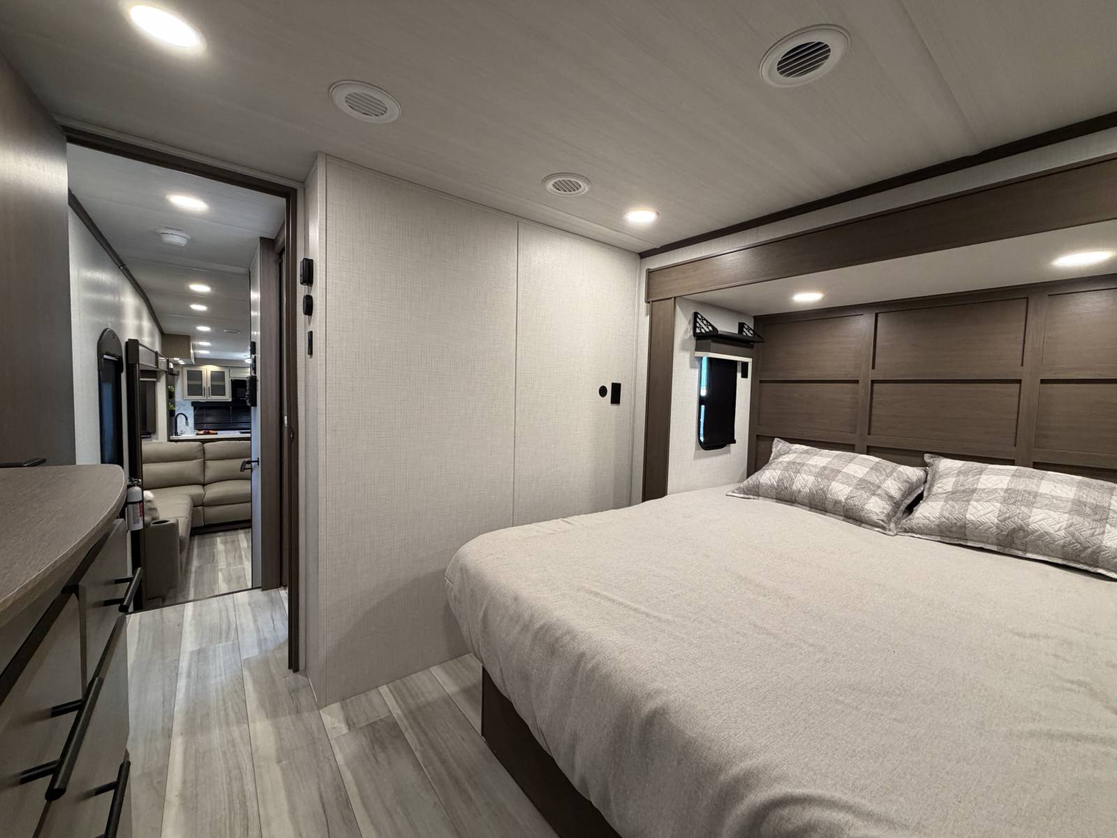 2026 Keystone Cougar Midnight Edition 350LLK - Image 22
