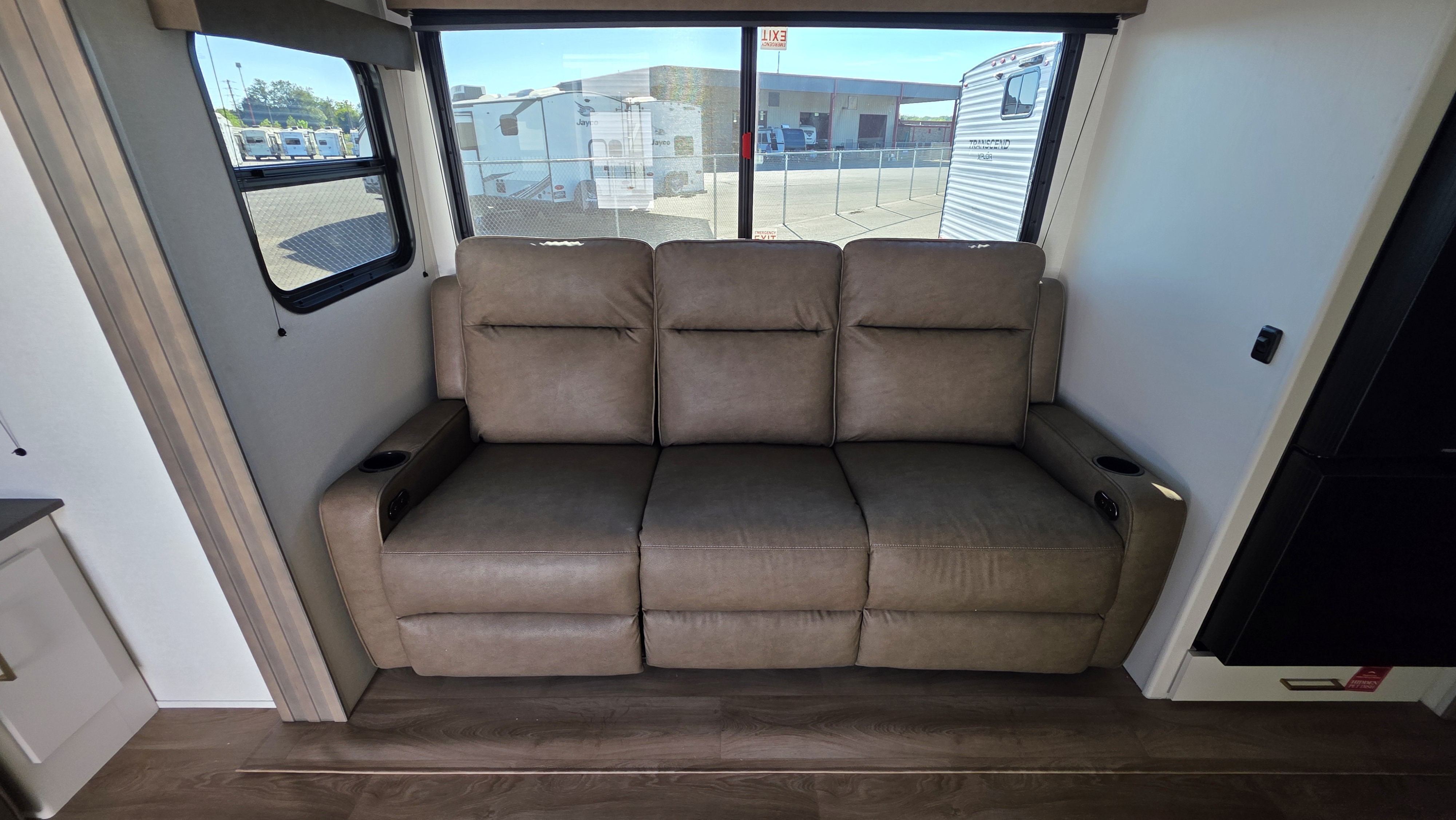 2027 GRAND DESIGN TRANSCEND 245RLT - Image 13