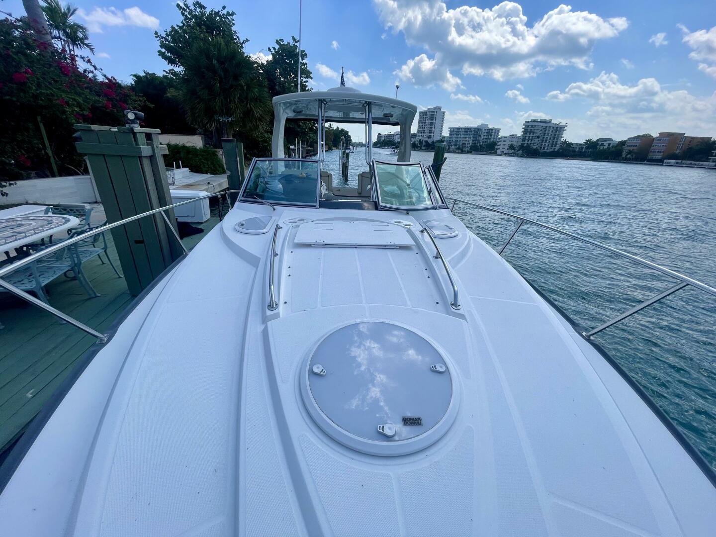 2016 Monterey 335 Sport Yacht - Image 10