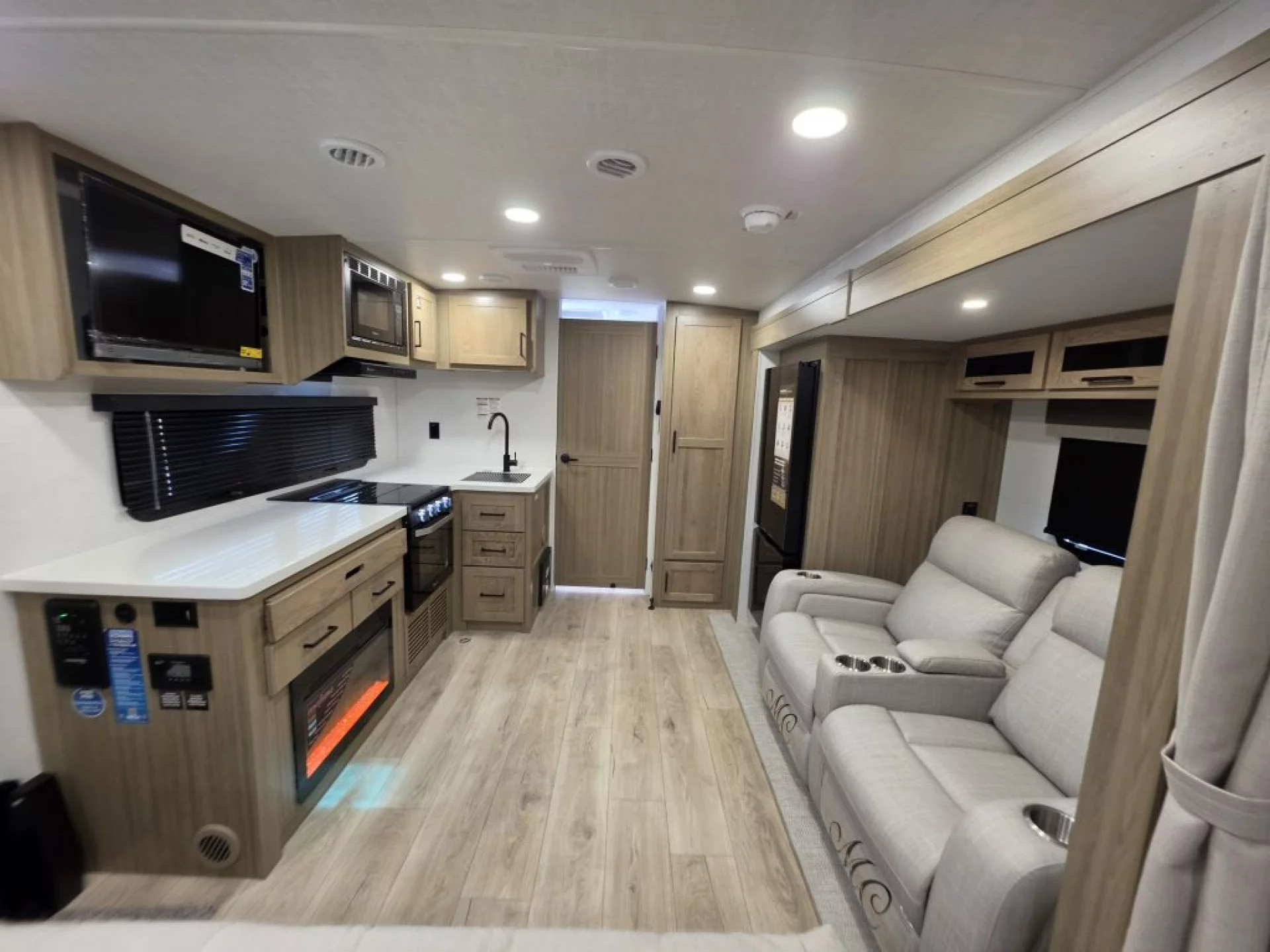 2027 FOREST RIVER ROCKWOOD MINI LITE 2213S - Image 8