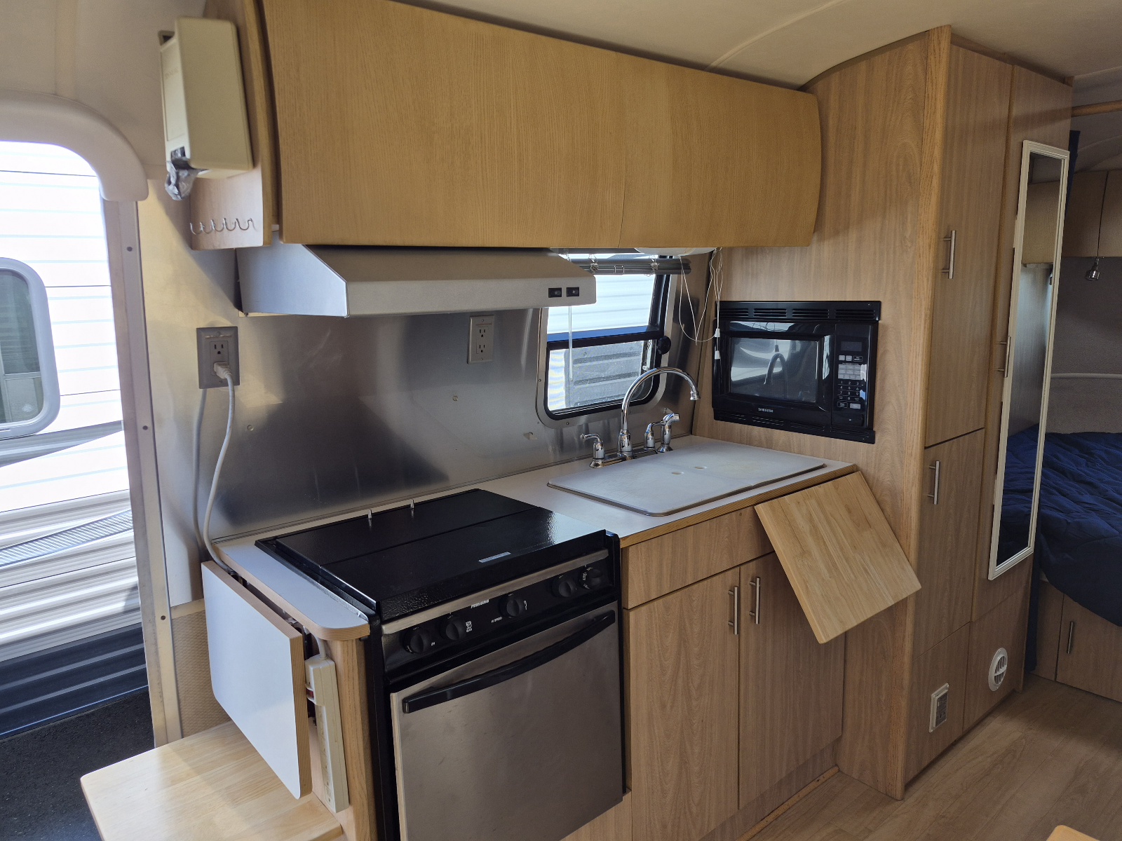 2006 Airstream Safari 25SS - Image 26