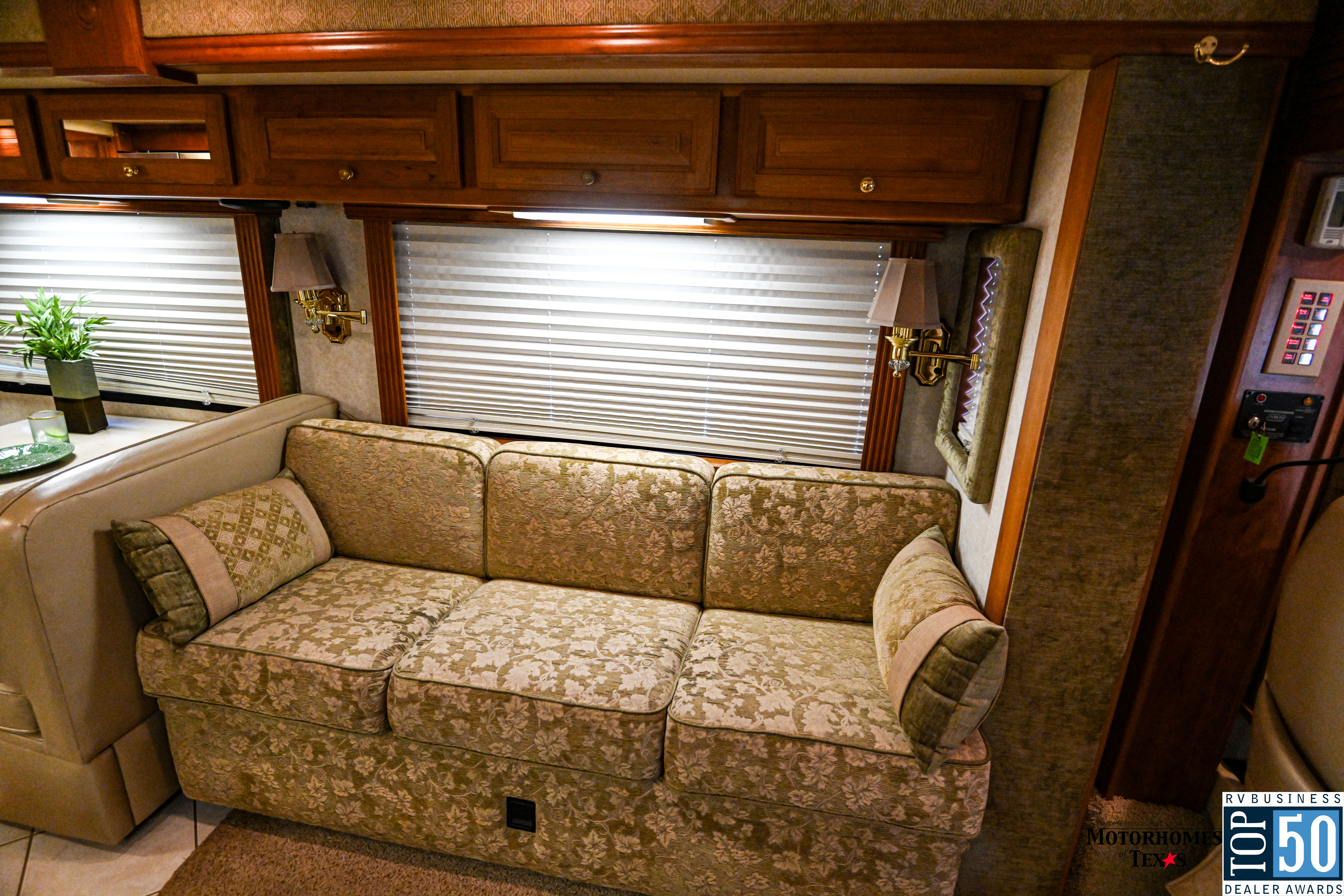 2004 Foretravel U295 3610 WTFS - interior 3