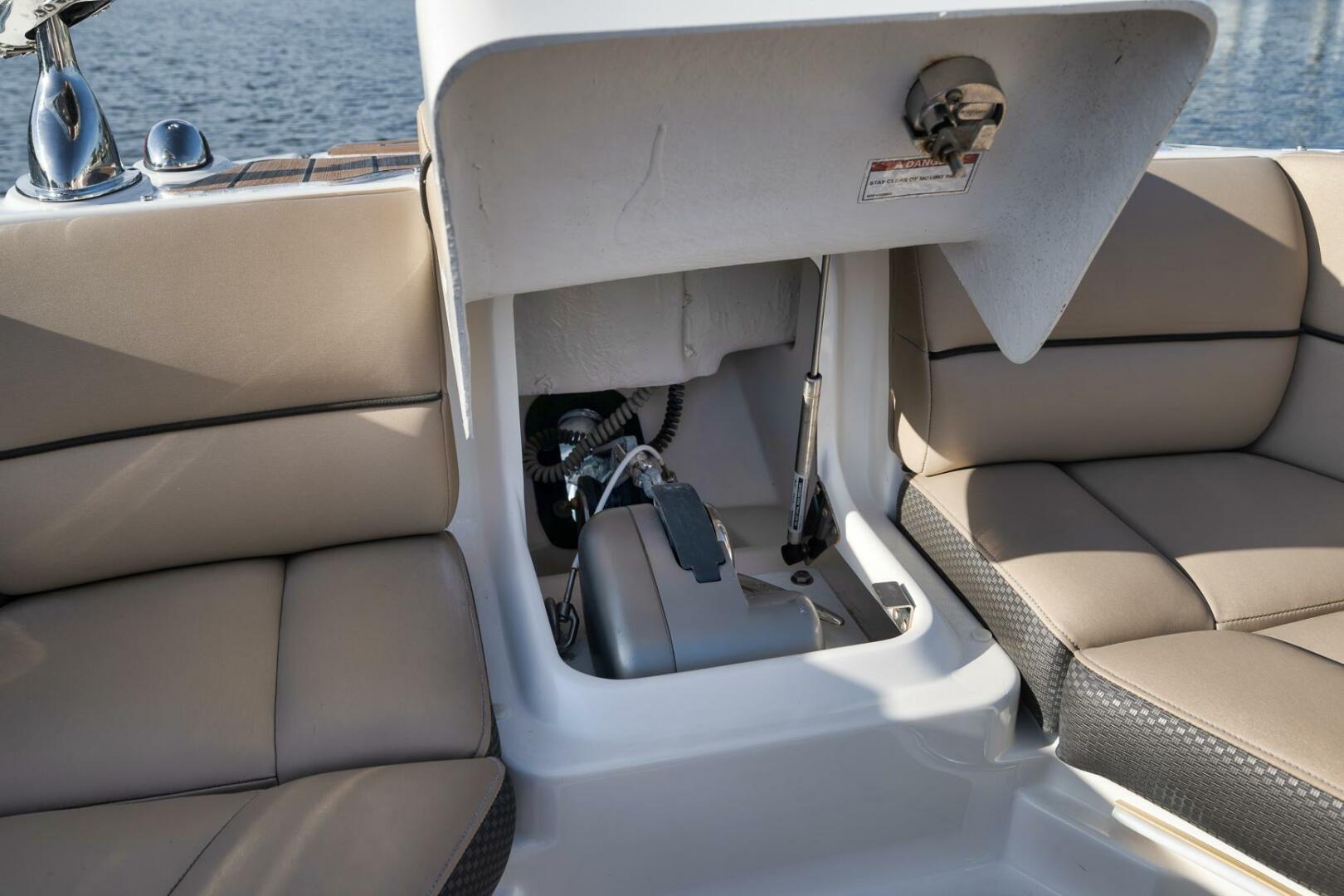 2016 Sea Ray 350 SLX - Image 9