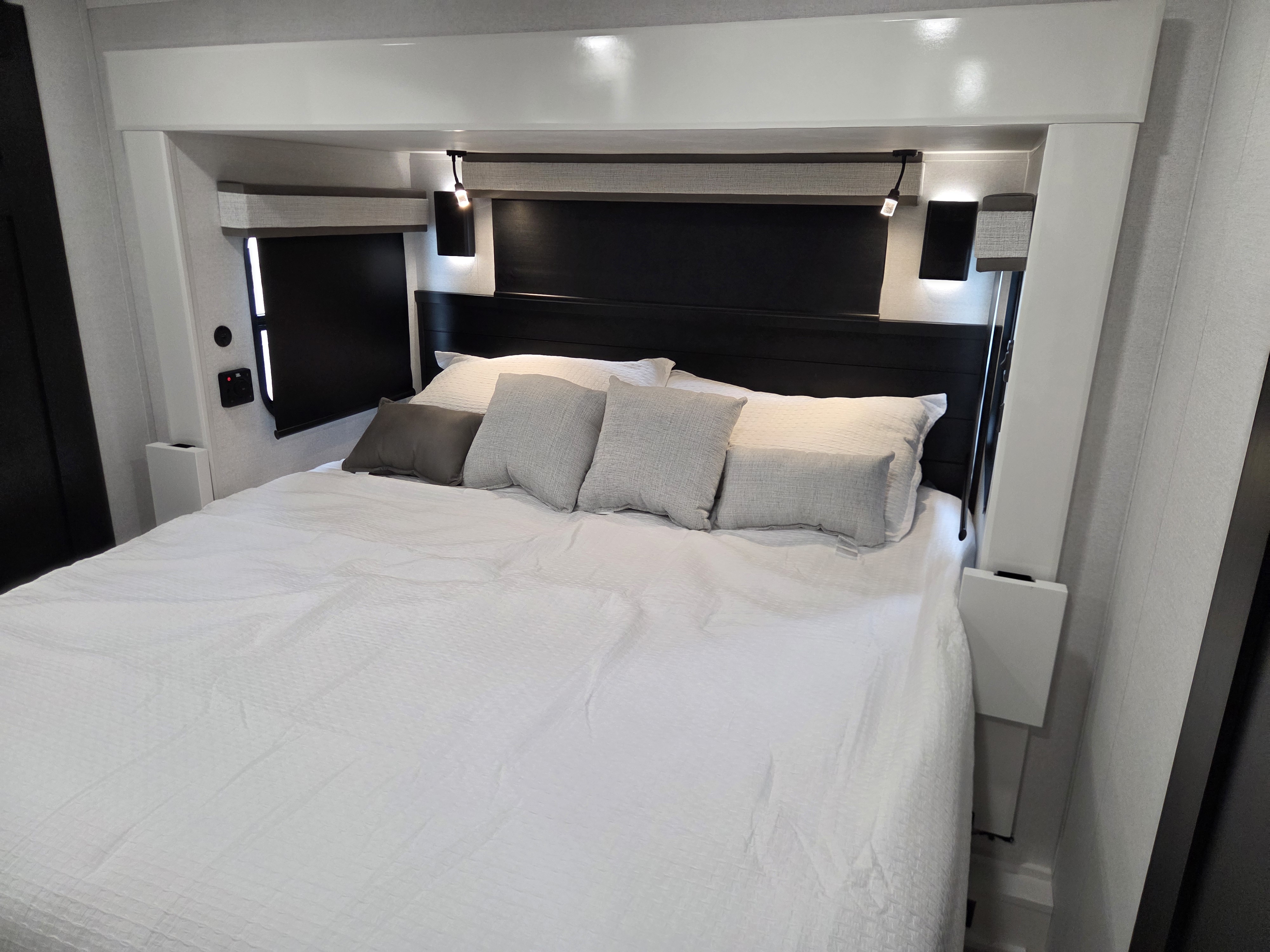 2027 Jayco Pinnacle 39FLOK - Image 23