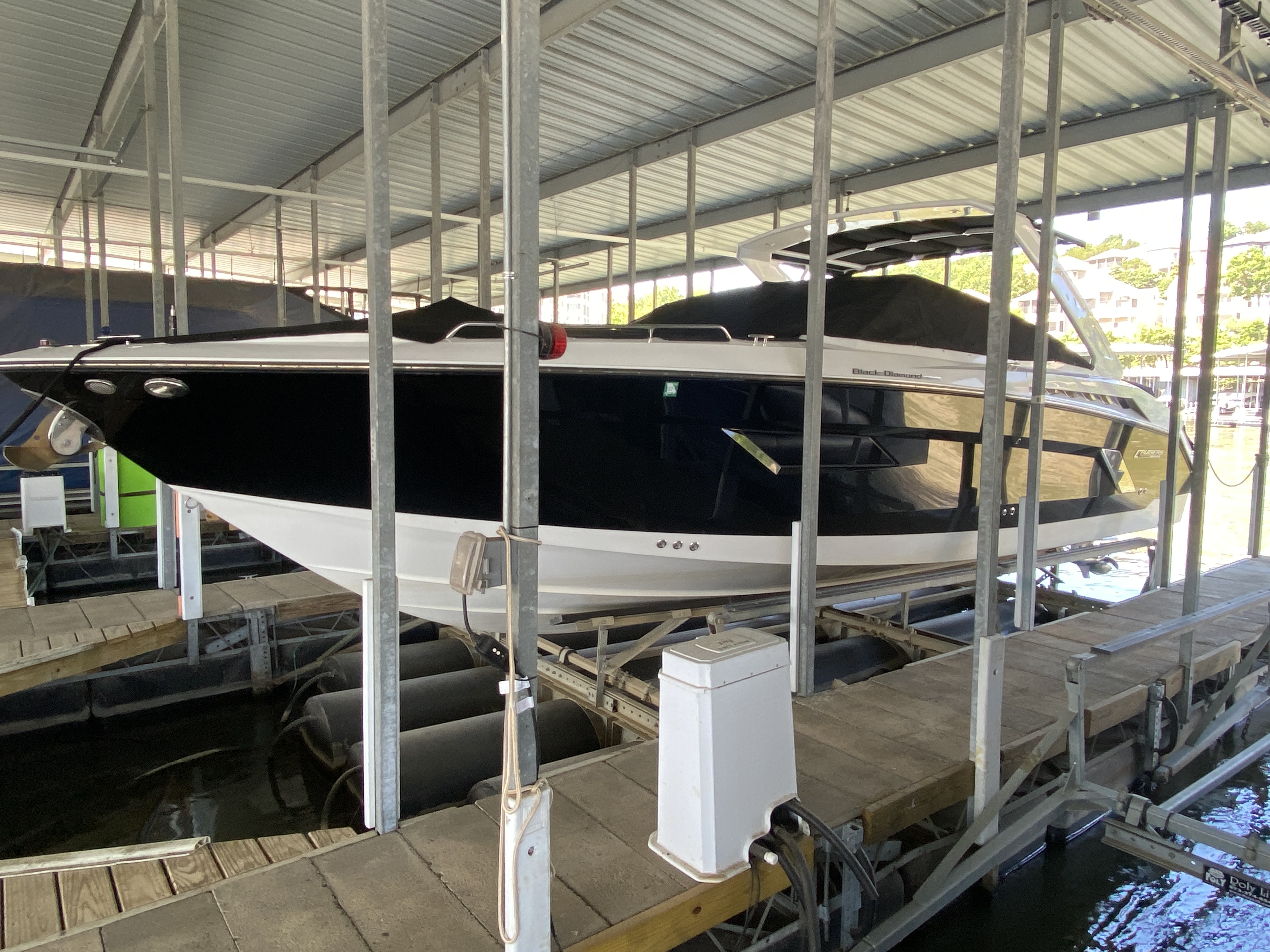 2014 Cruisers Sport Series 328 Black Diamond Edition - Image 11