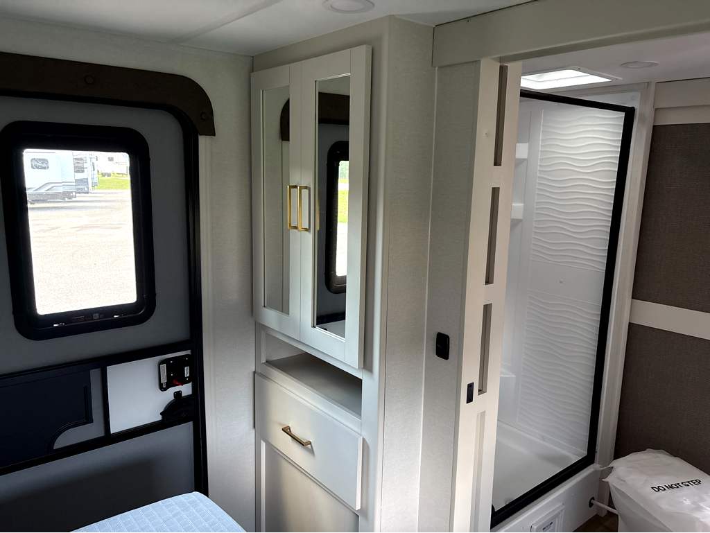 2027 GRAND DESIGN TRANSCEND 245RLT - Image 19