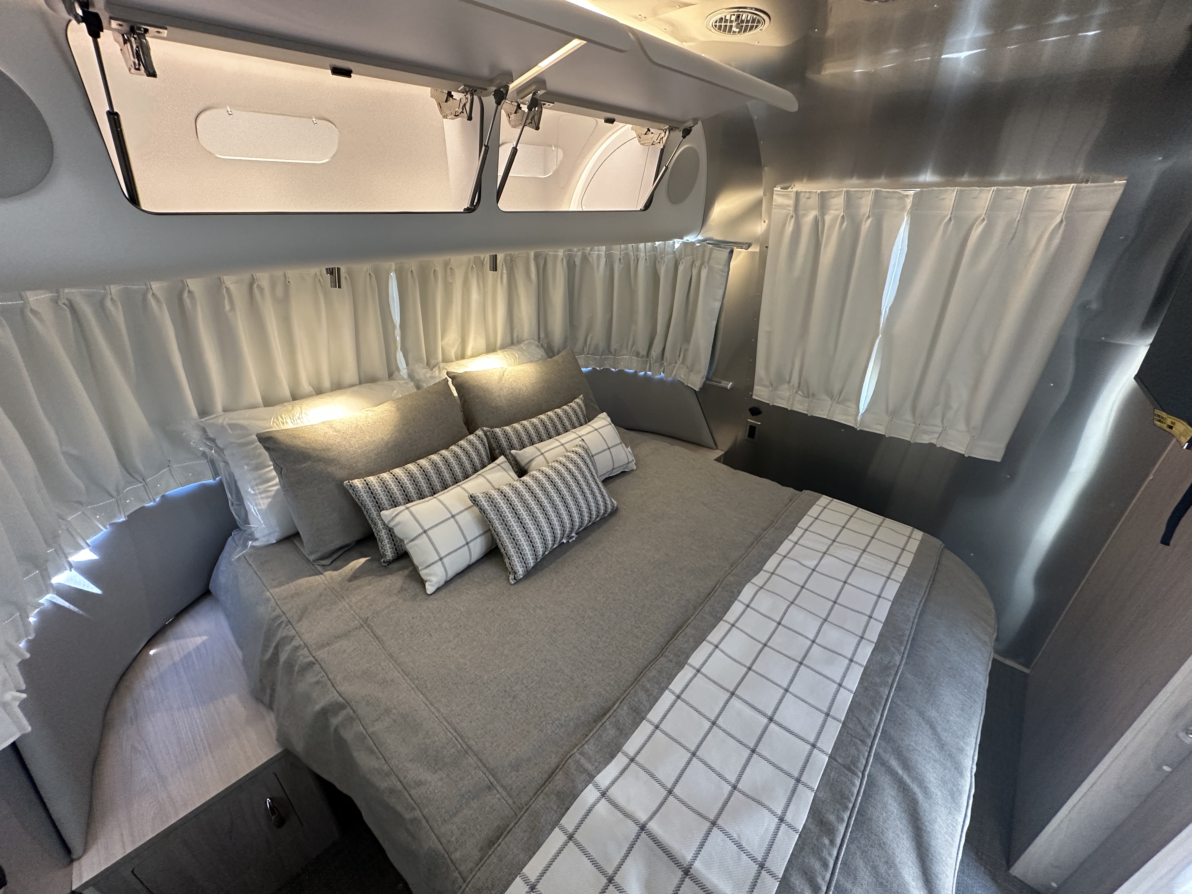 2026 Airstream Globetrotter 30RB - Image 18