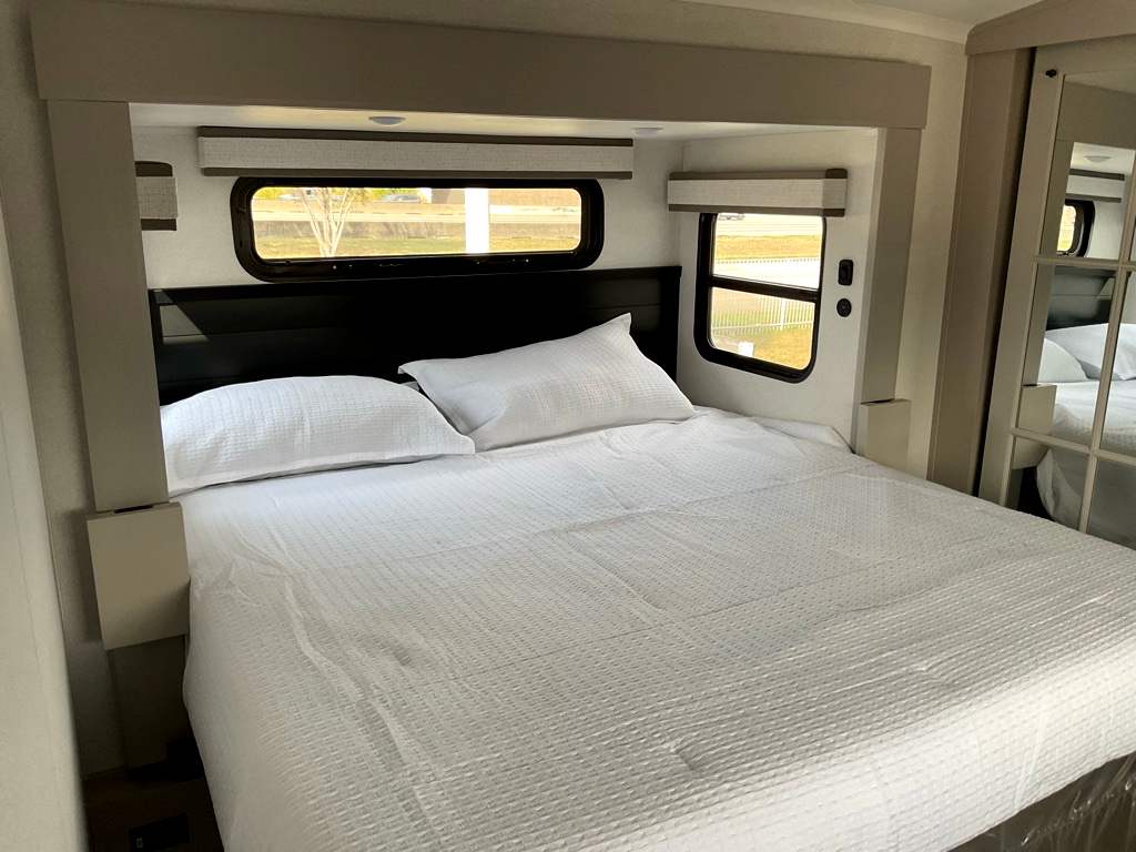 2027 JAYCO NORTH POINT 361RLBH - Image 32