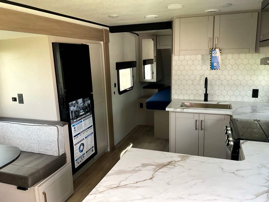 2027 JAYCO Jay Feather 25BH - Image 7