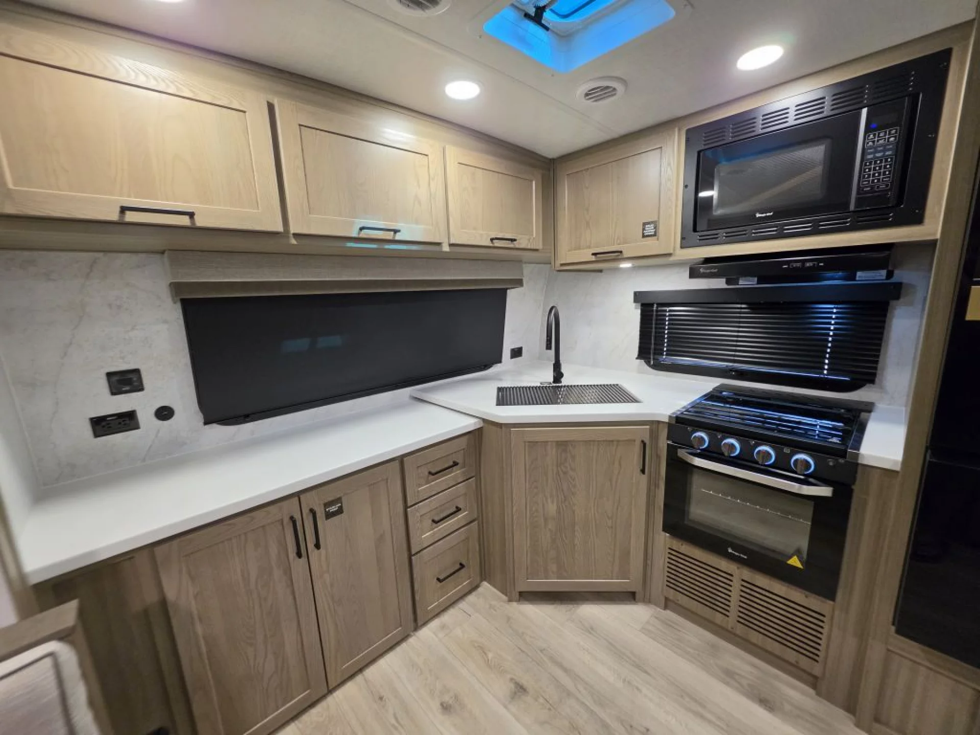 2027 FOREST RIVER ROCKWOOD ULTRA LITE 2608BS - Image 13