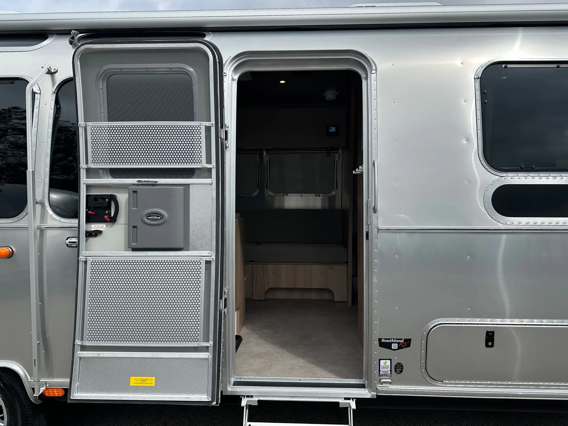 2027 Airstream Flying Cloud 30FB Bunk - Image 15