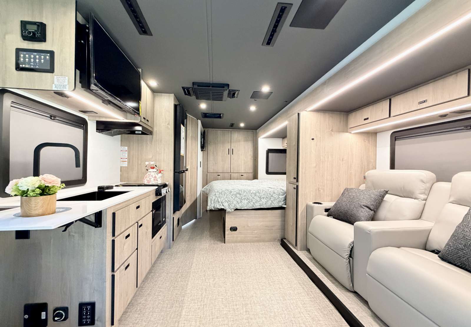 2026 Grand Design Lineage Series M 25FW - Image 12