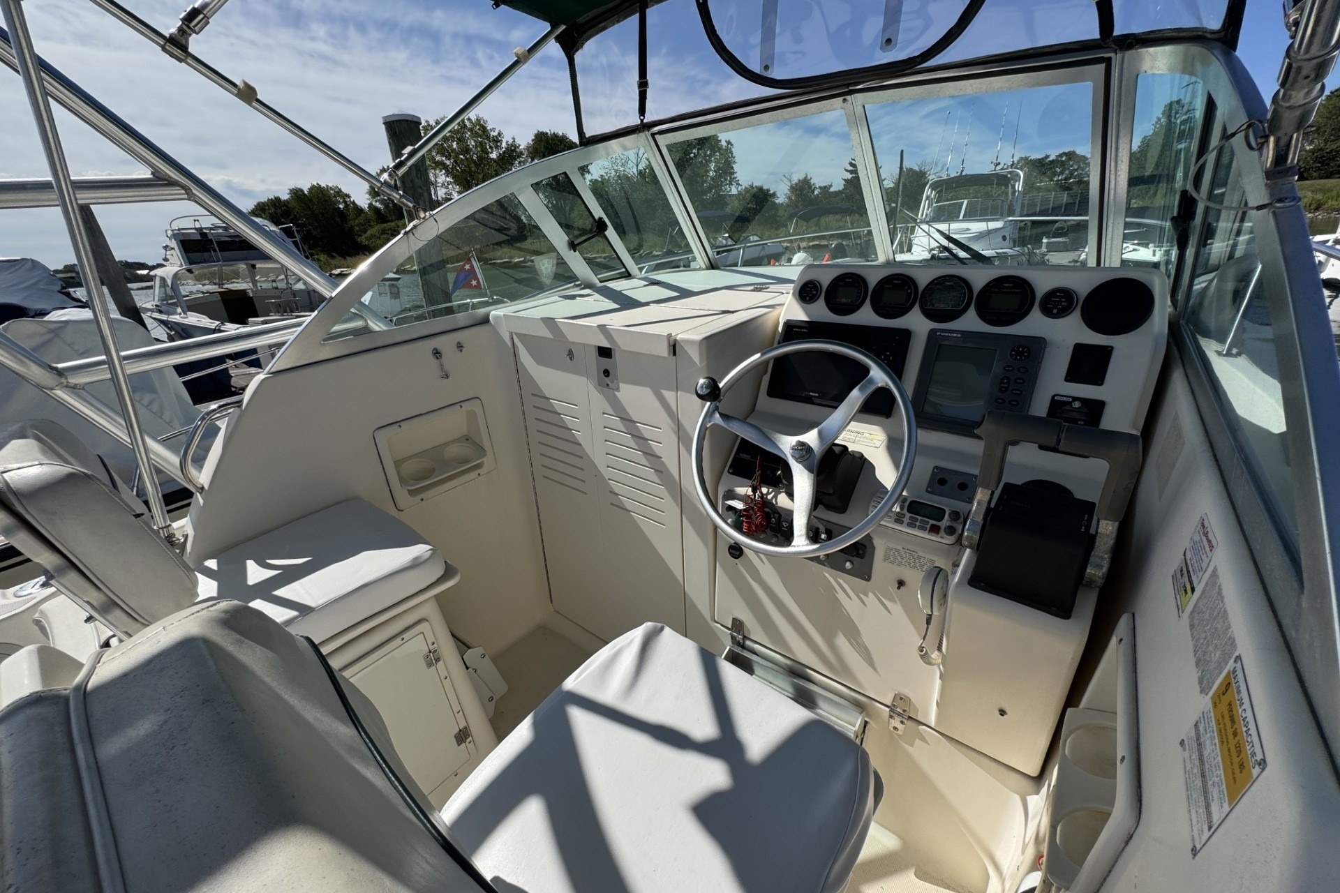 1999 Pursuit 2470 Walkaround - Image 9