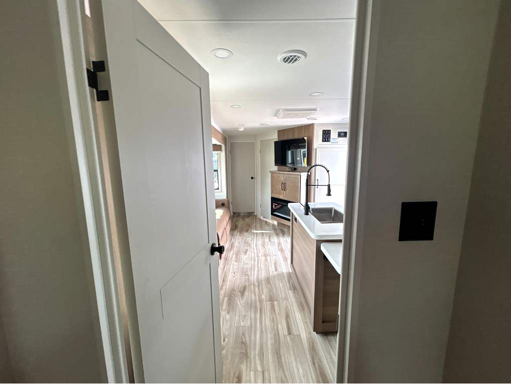 2027 VENTURE RV SPORTTREK 333VIK - Image 20