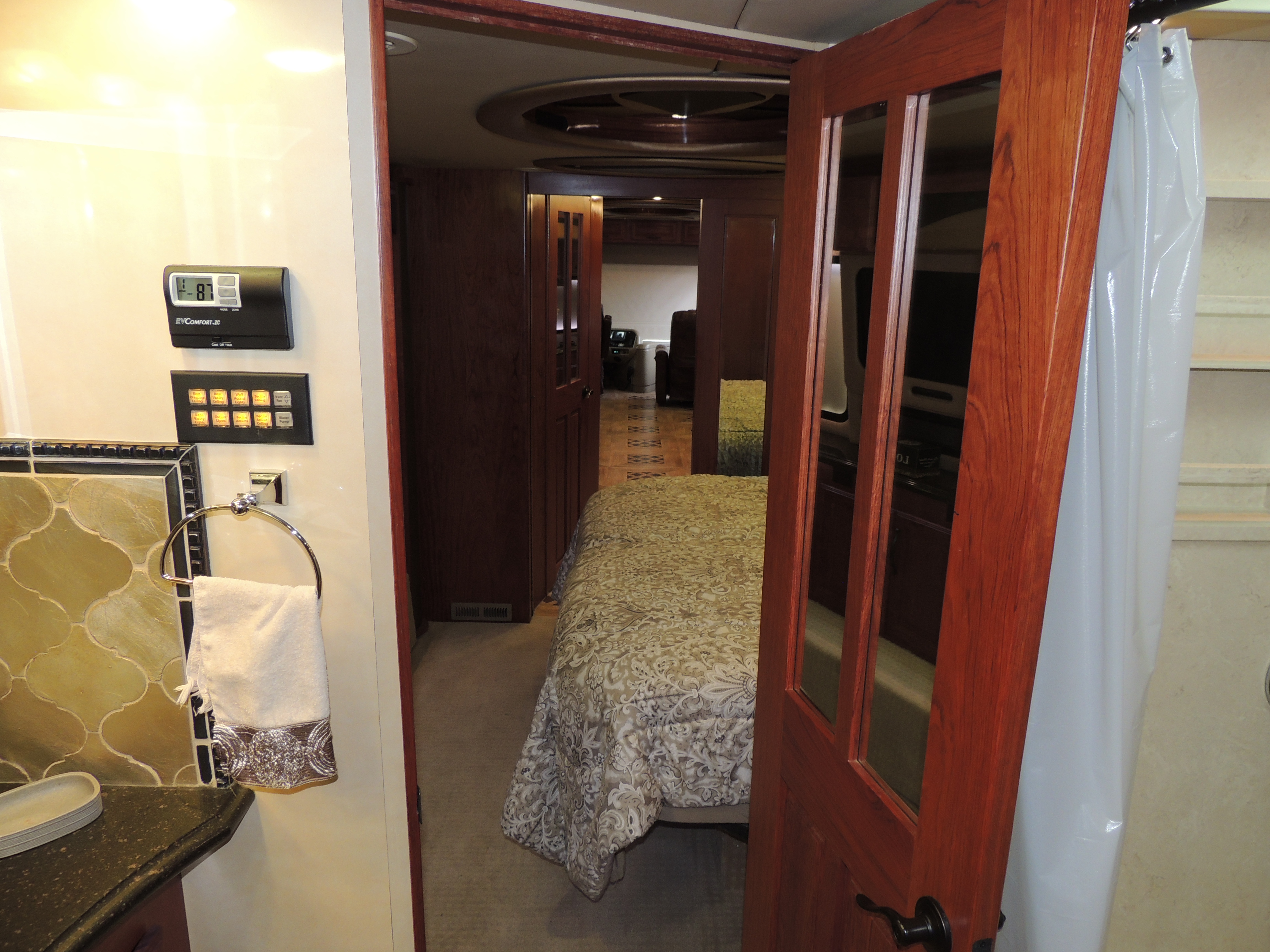 2010 Foretravel Phenix 45' Custom - exterior 20