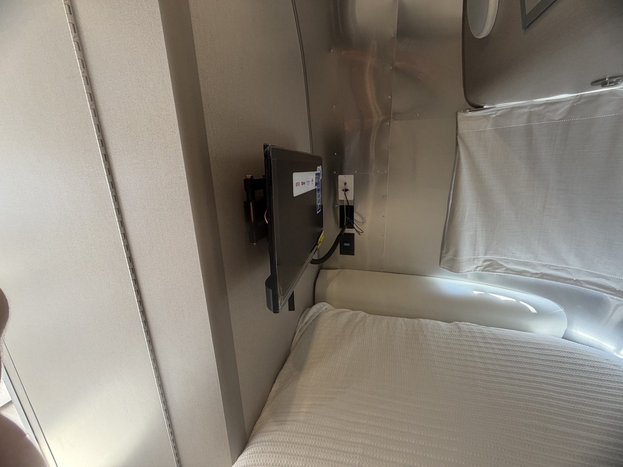 2027 AIRSTREAM CARAVEL 16RB - Image 8