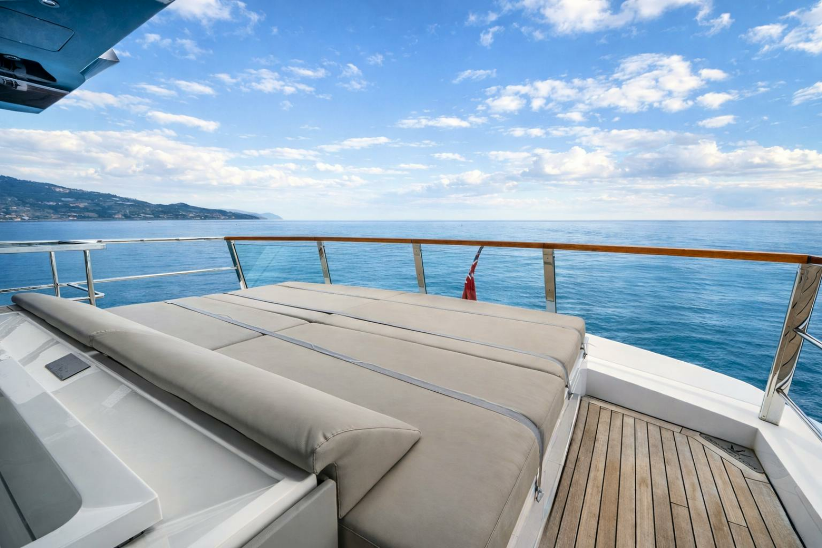 2018 Dominator Yachts Dominator Ilumen Base - Image 37