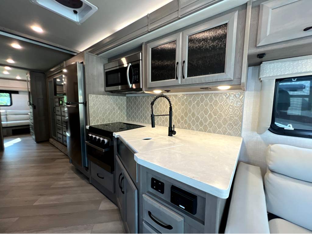 2024 HOLIDAY RAMBLER INVICTA 36Y - Image 12