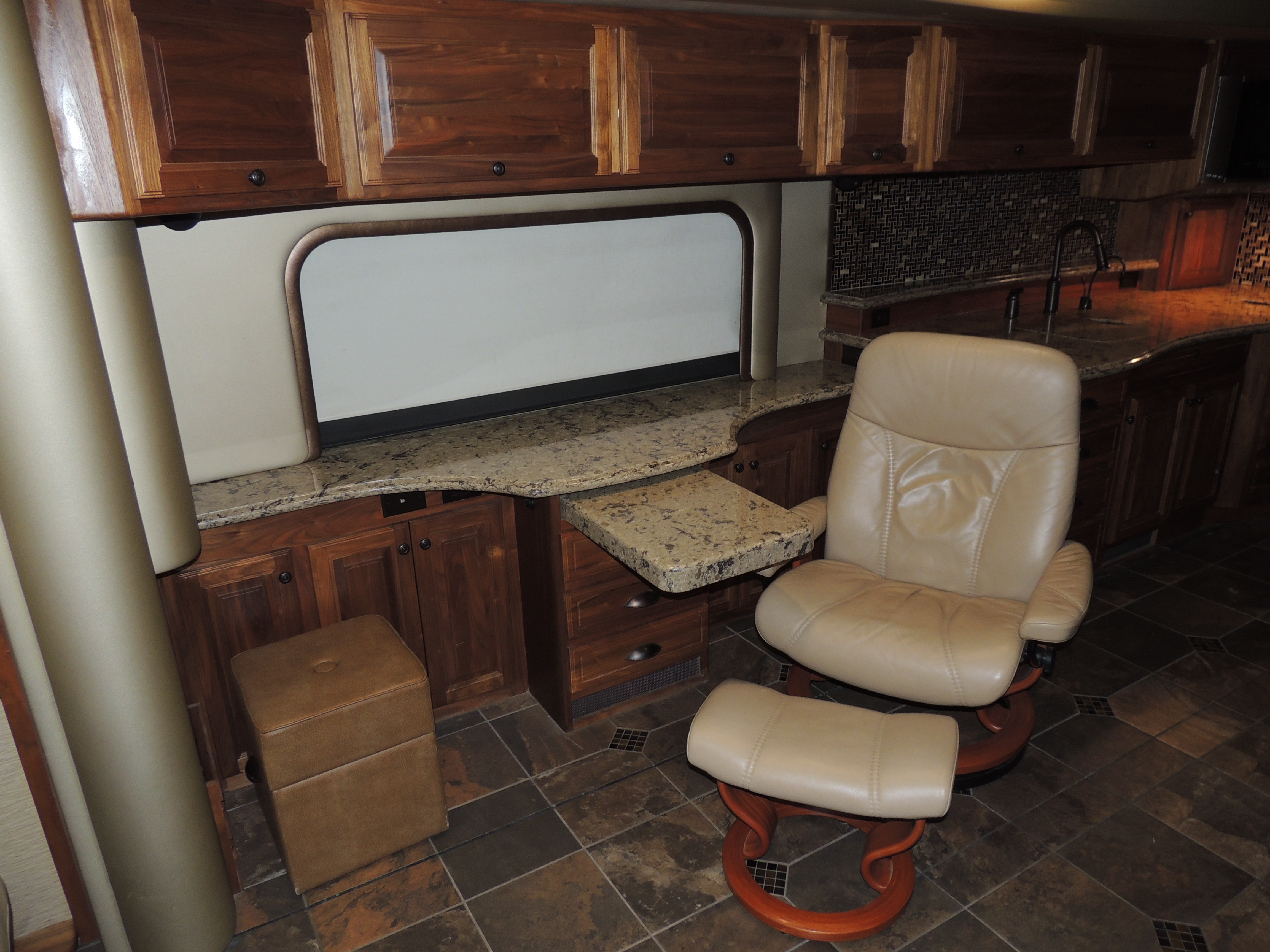 2012 Foretravel IH 45 - exterior 14