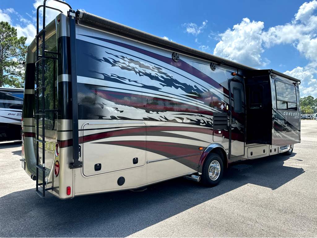 2013 COACHMEN CONCORD 300TS - Image 4