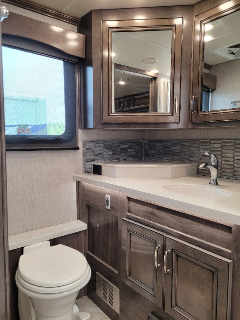 2022 Fleetwood Discovery 38K - Image 24