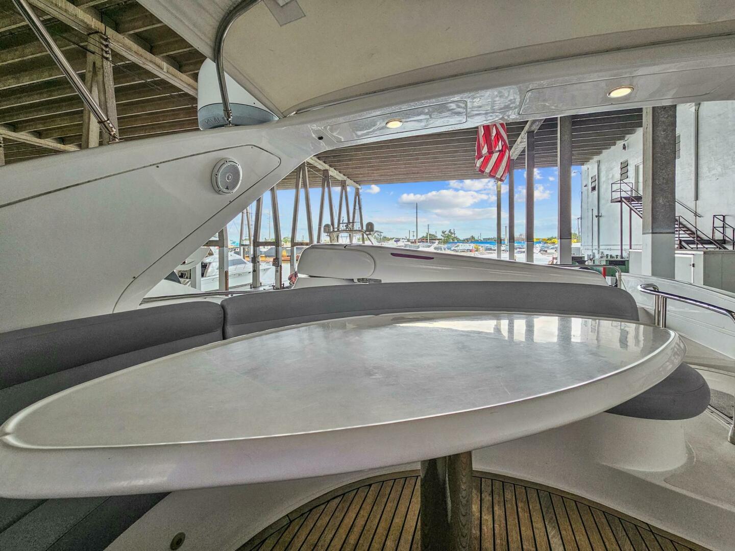2005 Azimut 55 flybridge - Image 13