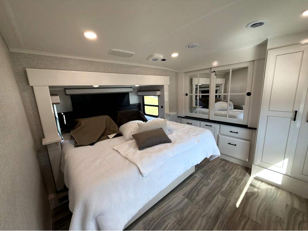 2025 JAYCO PINNACLE 32RLTS - Image 26