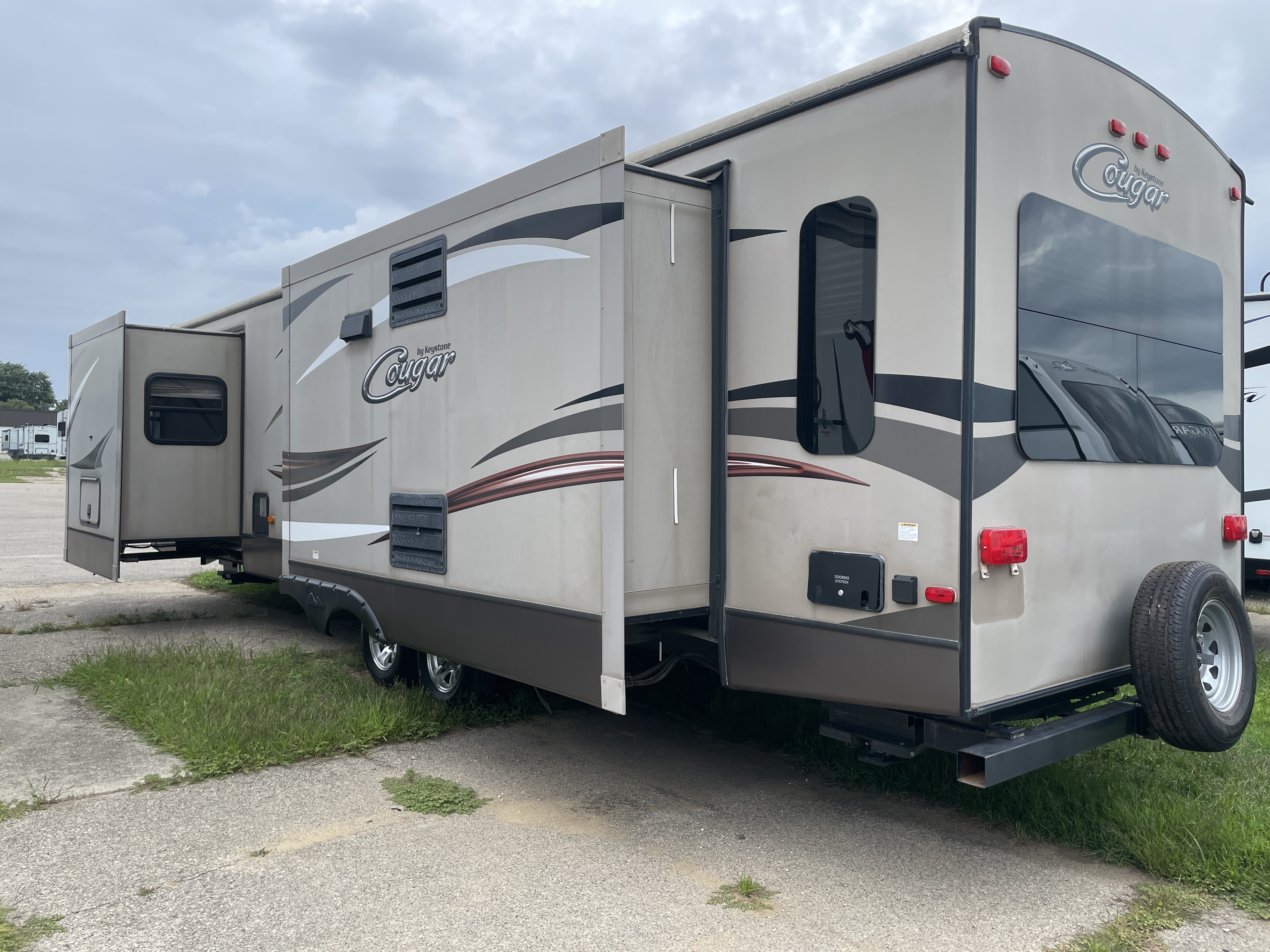 2016 Keystone RV Cougar Half-Ton 30RLI - Image 4