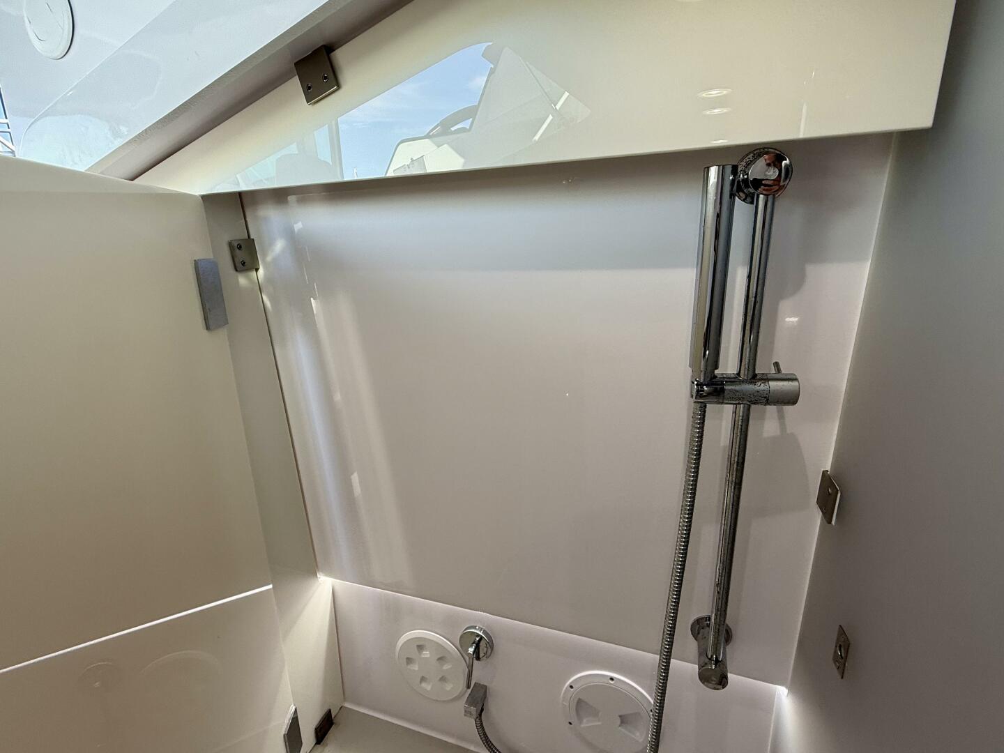 2023 Axopar 37 Cross Cabin - Image 32