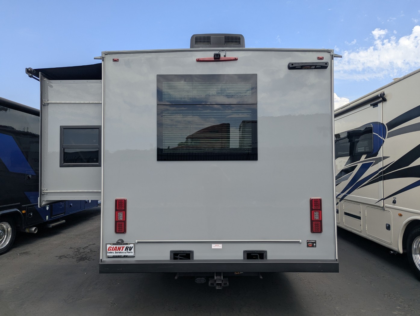 2027 Coachmen Entourage 330DS - Image 5