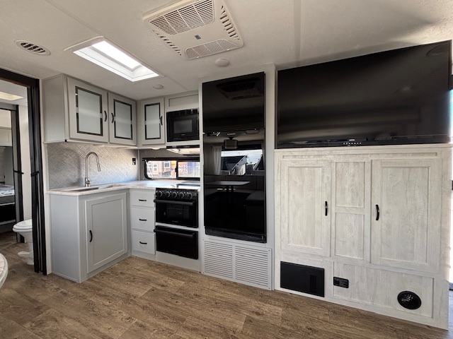 2022 Forest River Vibe 28BH - Image 20