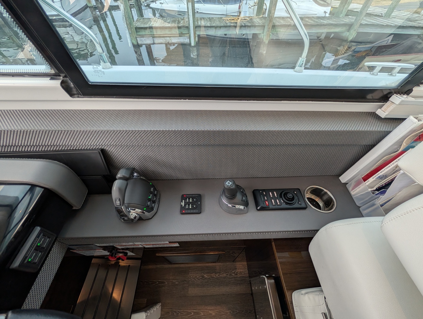 2022 Cruisers Yachts 54 Cantius - Image 19