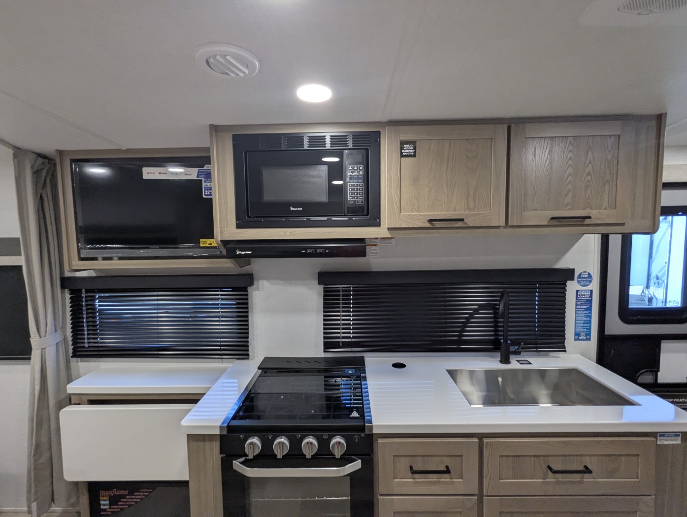 2027 Forest River Rockwood Mini Lite 2205S - Image 15