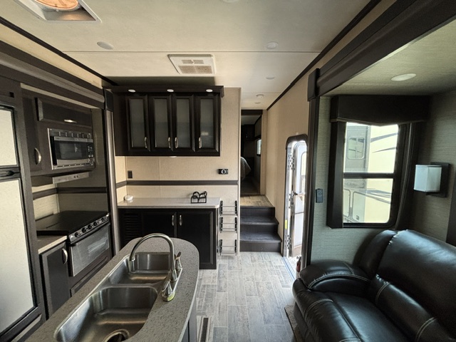 2018 Dutchmen Voltage Triton 3551 - Image 32