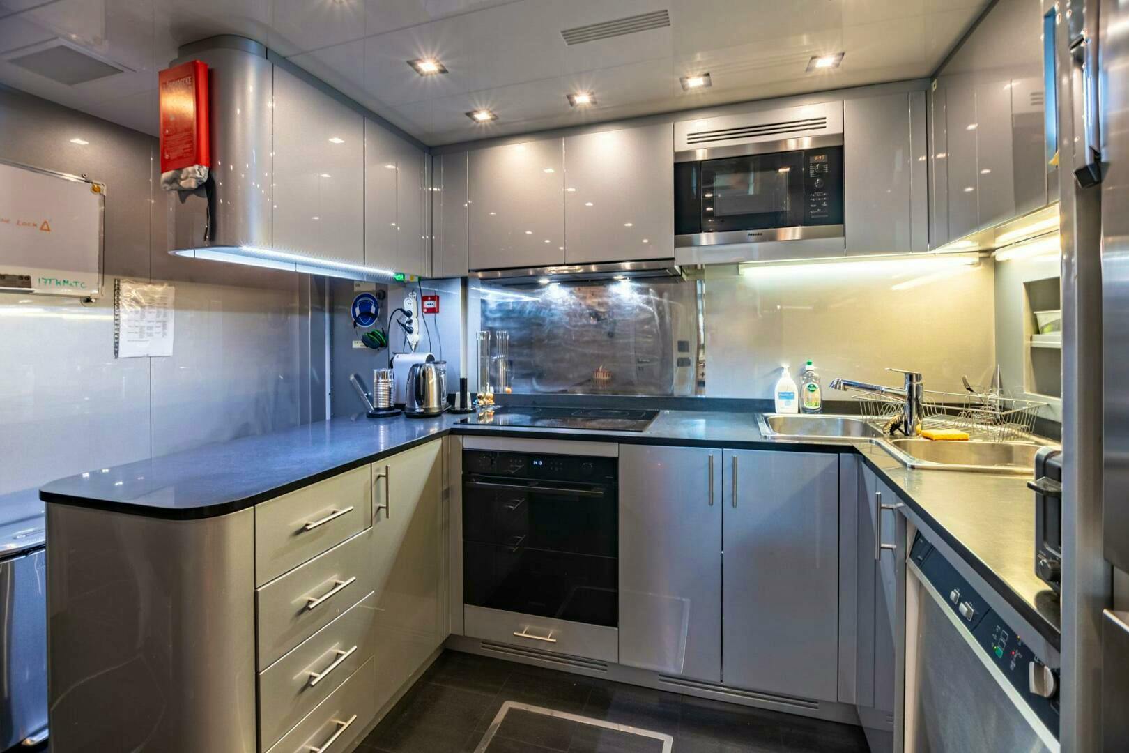2013 Overmarine Mangusta 108 - Image 33