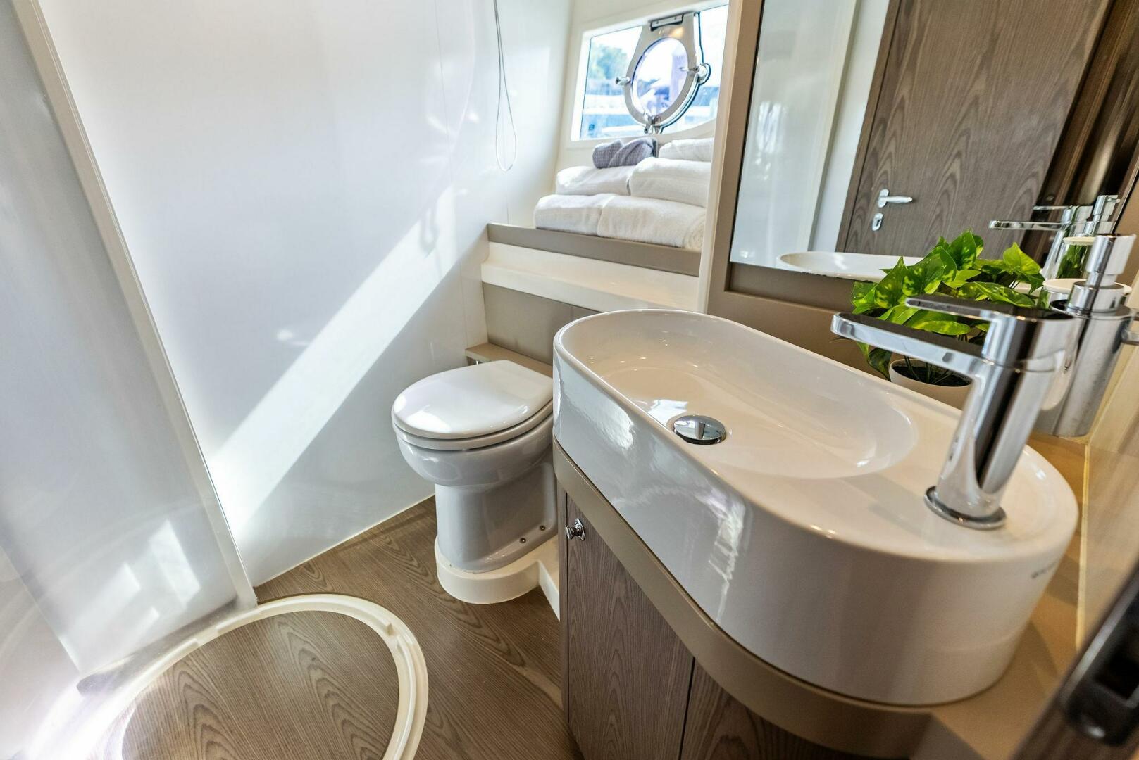 2018 Ferretti Yachts 800 - Image 34