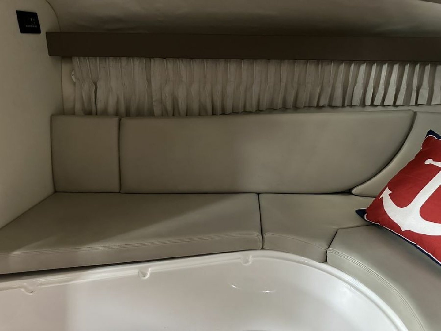 2017 Regal 28 Express - Image 5