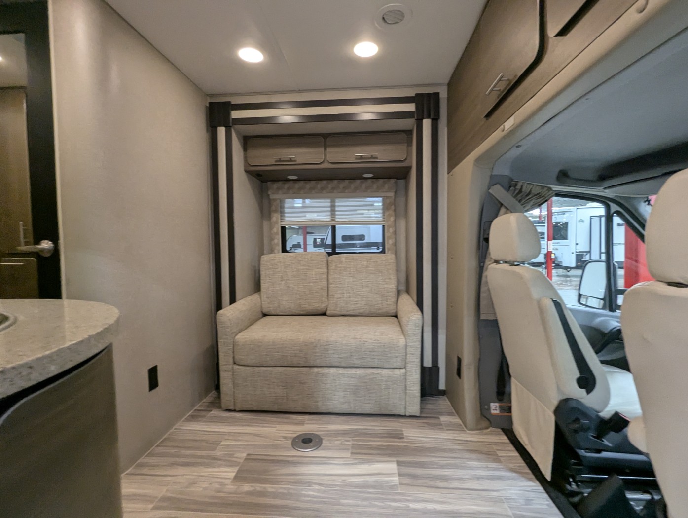 2015 RENEGADE Villagio 25QRS - Image 8