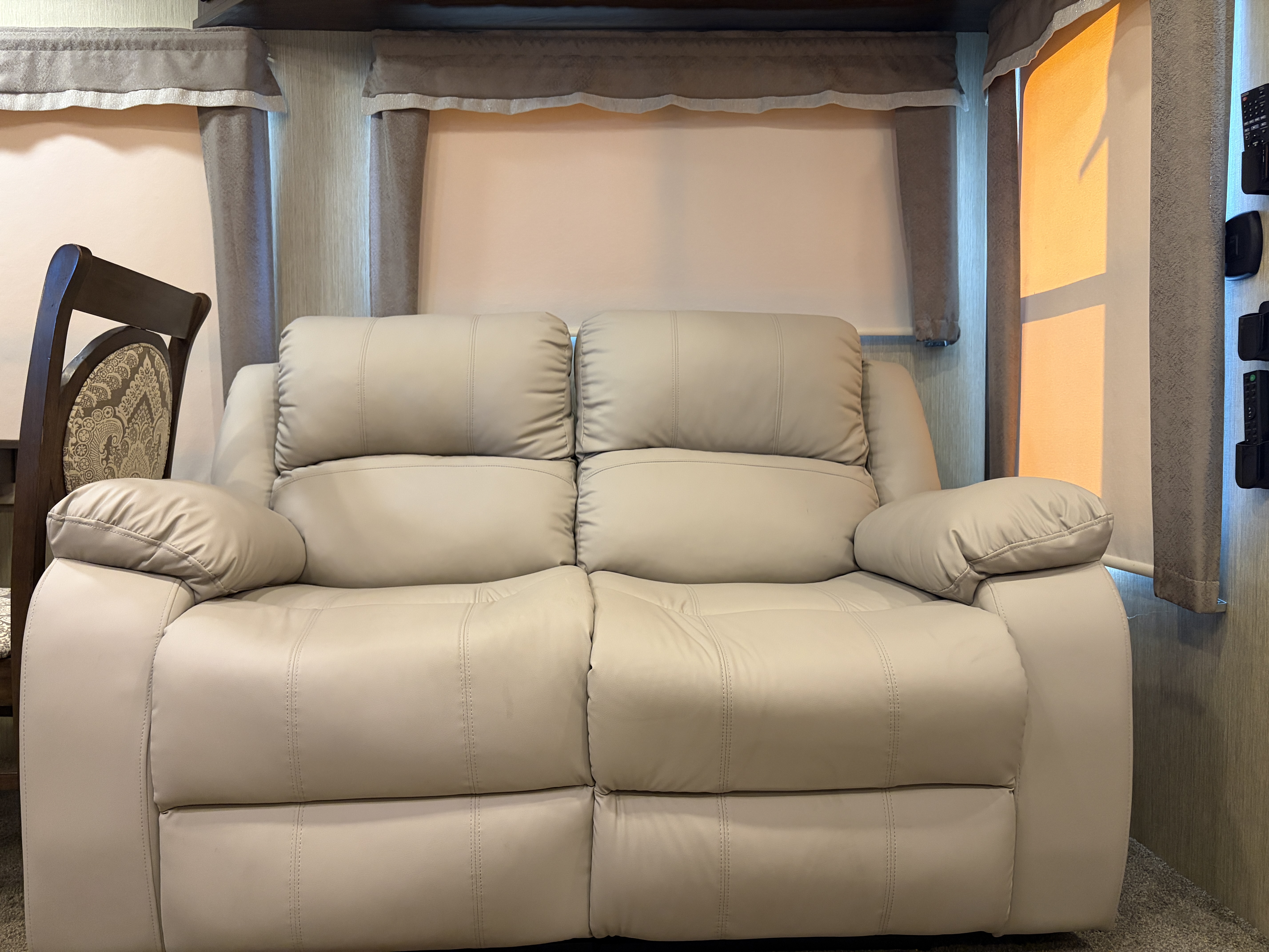 2018 Palomino Columbus Compass 377MBC - Image 7